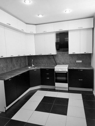 Кухня в черно-белой гамме